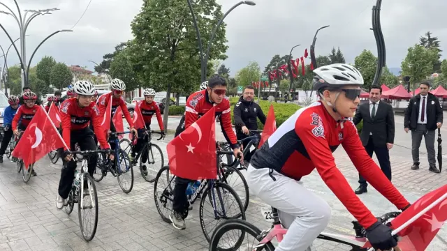 Bolu'da Gençlik Bayramı Coşkusu: Bayraklı Bisiklet Korteji