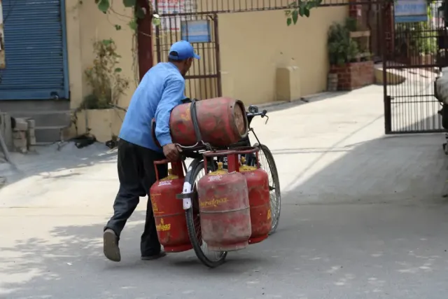 Hindistan'da LPG Krizi Derinleşiyor: Günlük 400 Bin Varillik Arz Açığı
