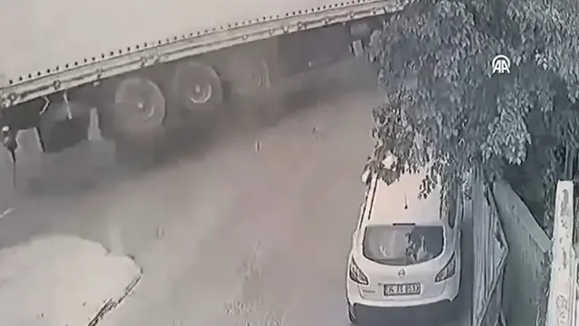 Başakşehirde Dehşet Anları: Devrilen Tır İki Aracı Biçti