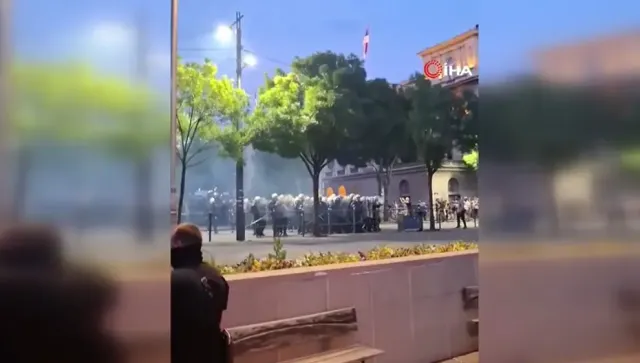 Sırbistan'da Gerilim Tırmanıyor: İktidar Karşıtı Protestolarda Polisle Çatışma