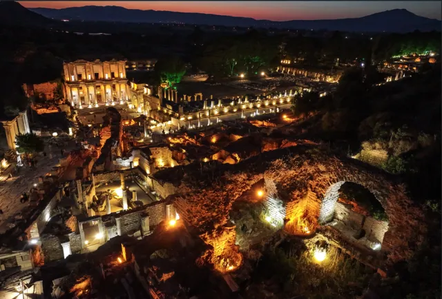 Efes Antik Kenti'nde Gece Müzeciliği Dönemi Başladı
