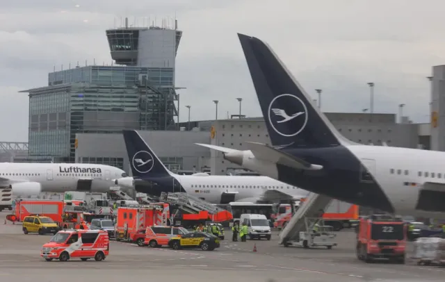 Frankfurt Havalimanı'nda Şoke Eden Kaza: Lufthansa Uçağının Önü Çöktü
