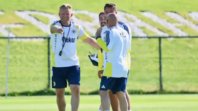 Fenerbahçe'nin Yeni Yardımcı Antrenörü Dirk Kuyt'tan İddialı Açıklamalar