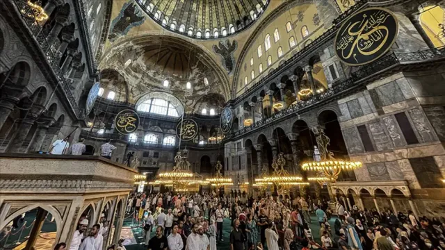 Ayasofya-i Kebir Camii'nde İncil Krizi: İki Turist Gözaltına Alındı