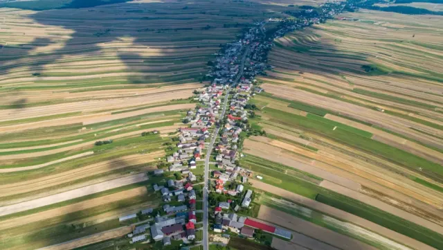 Dünyanın En Sıra Dışı Köyü: 6 Bin Kişi 9 Kilometrelik Tek Bir Sokakta Yaşıyor