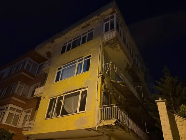 Üsküdar'da Korkutan Balkon Çökmesi: 4 Katlı Binaya Mühür