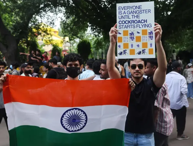 Hindistan'da Sınav Protestoları ve İstifa Şoku: Modi Hükümeti Tarihi Bir Geri Adım Attı
