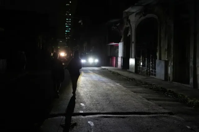 Küba'da Elektrik Şebekesi Yine Çöktü: Beş Eyalet Karanlıkta Kaldı