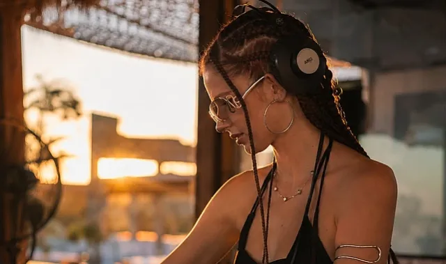 İriska: Müziğin Ritmini Yaşayan Başarılı Bir DJ ve Model