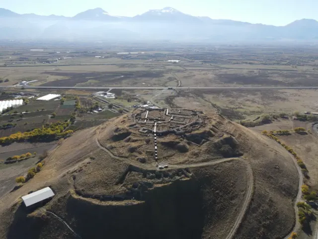200 Metre Genişliğindeki Tepe Üzerine Kurulu Altıntepe Kalesi Tarihe Işık Tutuyor