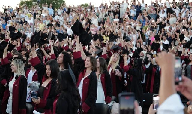 Alina Boz Kariyerini Diploma ile Taçlandırdı Başarılı Oyuncu Üniversite Mezunu Oldu