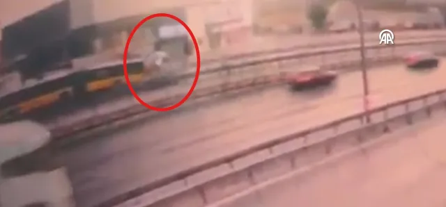 Küçükçekmece'de 3 Kişinin Öldüğü Kazanın Görüntüleri Ortaya Çıktı