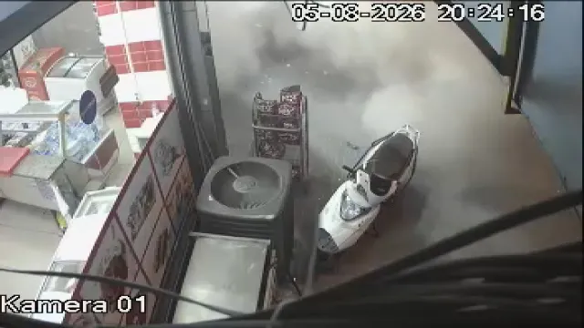 Bahçelievler'de Tahliye Edilen 4 Katlı Bina Büyük Bir Gürültüyle Çöktü