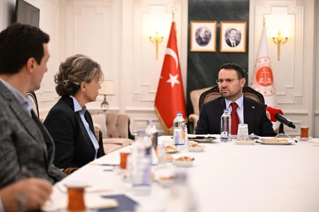 Adalet Bakanı Akın Gürlek, Behçet Oktay ve Uğur Mumcu'nun Aileleriyle Görüştü