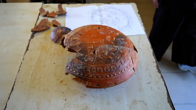 Isparta'da Dünyada Benzeri Olmayan 1500 Yıllık Litürjik Kap Bulundu