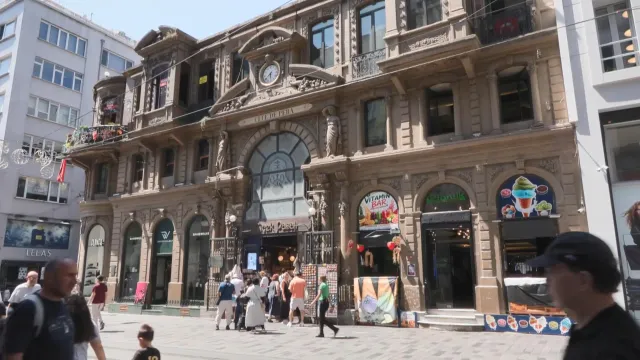 Çiçek Pasajı'nın Ön Cephesindeki Görüntüler Sosyal Medyada Tartışma Yarattı