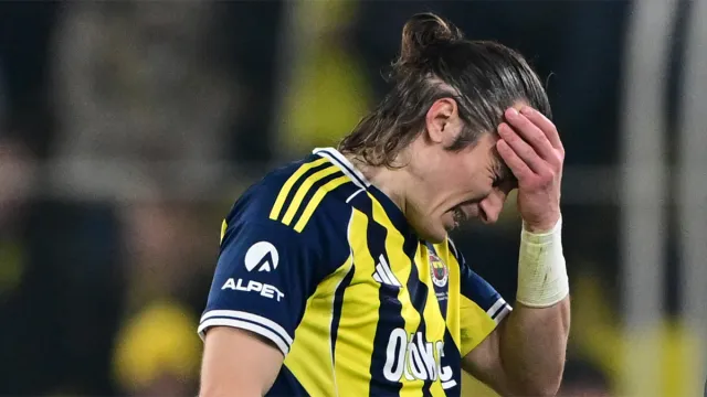 Fenerbahçe'de Büyük Yaprak Dökümü: Çağlar Söyüncü ile Birlikte 11 Futbolcu Yolcu mu?