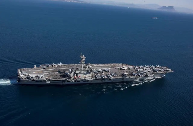 ABD Uçak Gemisi USS Abraham Lincoln'de Kaos: Askerler Denize Atlamaya Çalıştı