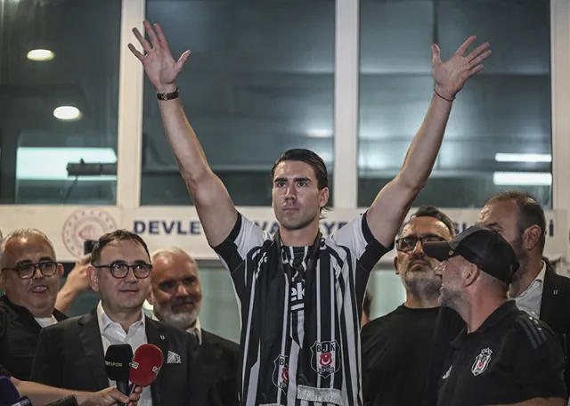 Dusan Vlahovic Beşiktaş İmza Töreninde Tribünleri Coşturdu: Hazır Mısınız?