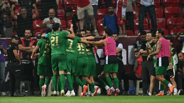 Amedspor Süper Lig'e Muhteşem Başlangıç Yaptı: Erzurumspor'u 3-0 Geçti