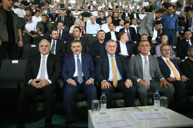 Bakanlar ve TFF Başkanı Amedspor-Erzurumspor Maçını Tribünde İzledi