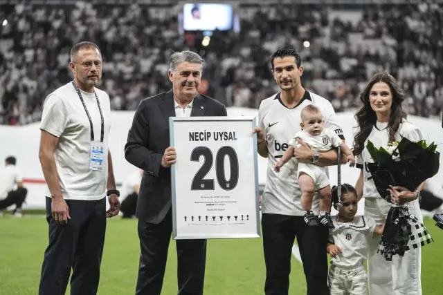 Beşiktaş'ta Duygusal Veda: Necip Uysal Kramponlarını Astı