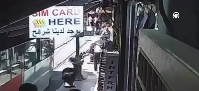 Fatih'te Yürekleri Ağza Getiren Olay: Bebek Arabası Tramvay Yoluna Devrildi
