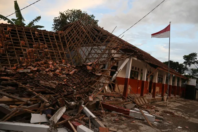 Endonezya'da 7.7 Büyüklüğündeki Deprem Sonrası 13 Bin Kişi Evsiz Kaldı