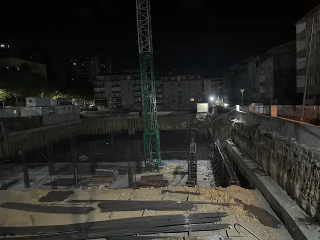 Sultangazi'de İnşaat Temelinde Toprak Kayması: Sokak Trafiğe Kapatıldı