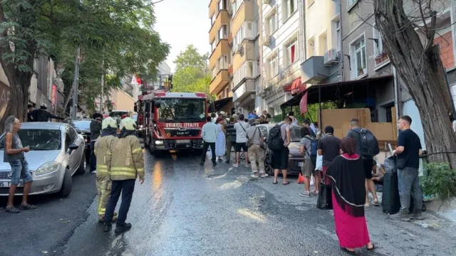Beyoğlu'nda Otelde Yangın Paniği: 17 Misafir Tahliye Edildi