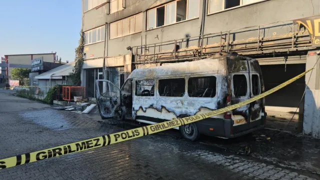 İkitelli Sanayi Sitesi'ndeki Minibüs Yangınında Kundaklama Şüphesi