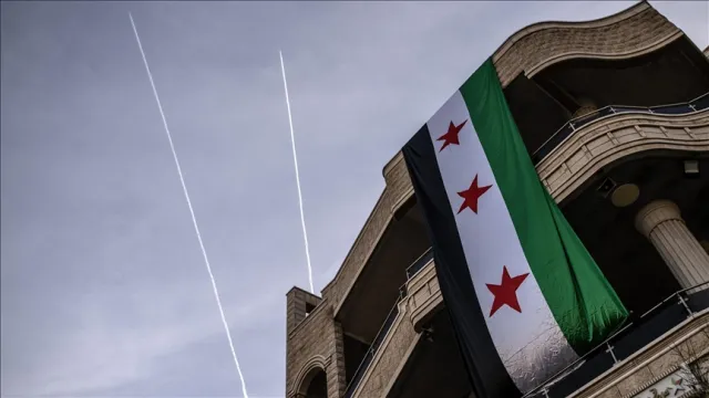Suriye'de Eski Rejim Generali Adil İsa Lübnan'dan Teslim Alındı
