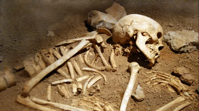 400 Yıllık Vampir Mezarının Sırrı Çözülüyor: Boğazında Orak, Ayağında Kilit