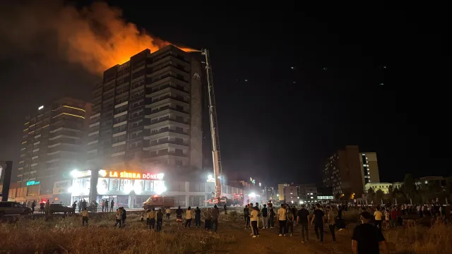 Diyarbakır'da Plaza Yangını: 3'ü İtfaiye Eri 8 Kişi Dumandan Etkilendi