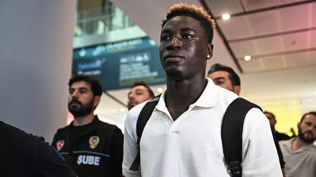 Fenerbahçe'de Kojo Peprah Oppong İçin İmza Töreni Düzenlendi