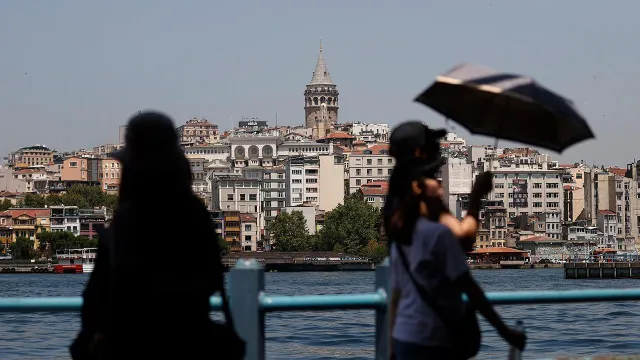 Bugün Hava Nasıl Olacak? İstanbul'da Poyraz Etkisini Gösterdi: Gündüz Sıcak, Gece Serin