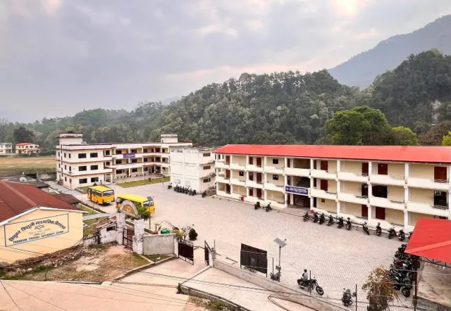 Nepal'deki Felakette Kahraman Müdür 900 Öğrencinin Hayatını Kurtardı