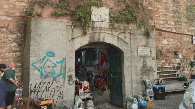 Osmanlı Yapısı Tarihi Galata Bedesteni'nde Tepki Çeken Görüntüler
