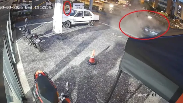 Antalya'da Feci Trafik Kazası: Motoru Fırlayan Araç Ağaca Çarptı, Yaya Mucizevi Şekilde Kurtuldu