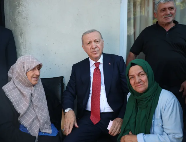Cumhurbaşkanı Erdoğan'dan Memleketinde Komşu Ziyareti