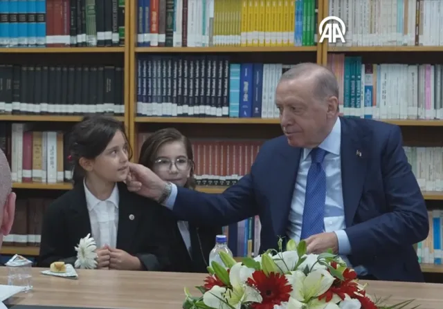 Cumhurbaşkanı Erdoğan'dan Okul Ziyareti: Öğrencilerle Türkü Söyledi