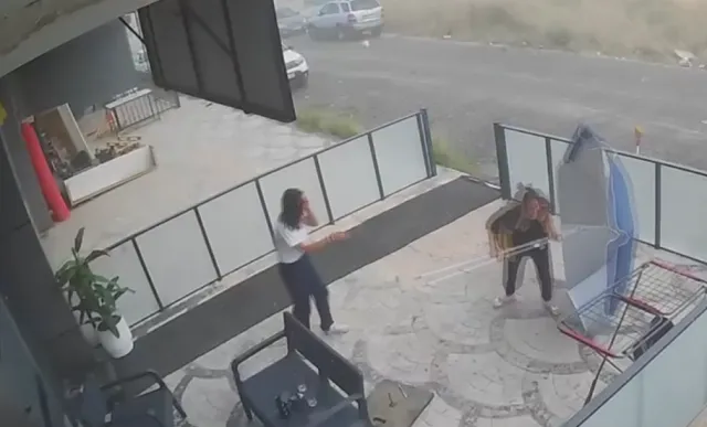 Aksaray'da Şiddetli Rüzgar: Çalışanların Şemsiye ile Zor Anları Kamerada