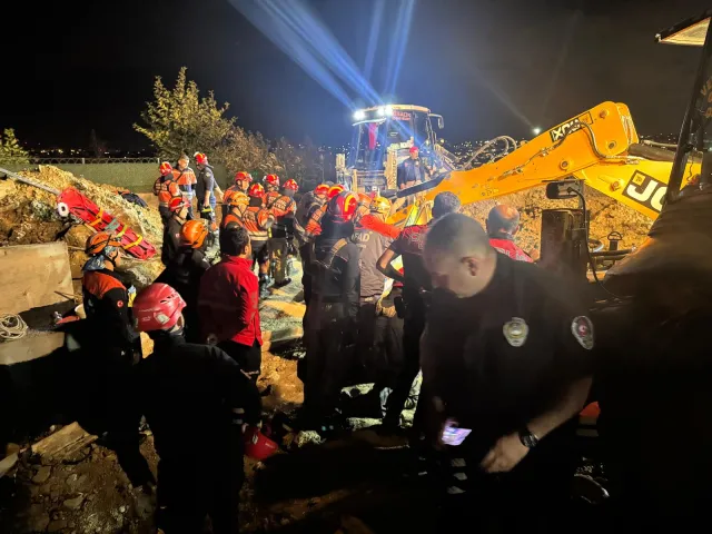 Villa bahçesinde kaçak kazı: Göçük altında kalan 2 işçiden biri hayatını kaybetti