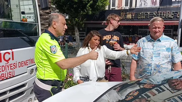 Antalya'da kazada haklı olduklarını anlatamayan turistlere vatandaşlar sahip çıktı