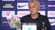 Mourinho'dan öfke patlaması! Maç biter bitmez "Zavallı adam" diyerek elindeki fotoğrafı gösterdi