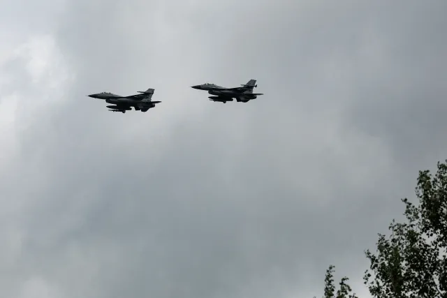 Almanya'daki Spangdahlem ABD Hava Üssü'nden kalkan bir F-16 düştü