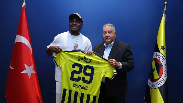 Emenike eski kulübü Fenerbahçe'yi ziyaret etti: "Biz büyük bir aileyiz"