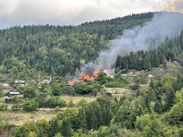 Kastamonu'da köy yangını: Alevler yedi eve sıçradı, müdahale sürüyor