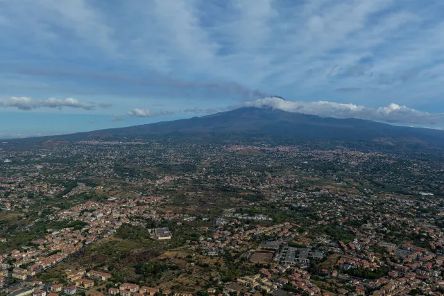 İtalya'da Etna Yanardağı kül püskürttü, hava sahası uçuşa kapatıldı