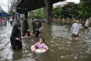 Bangkok'ta seller nedeniyle binlerce kişi tahliye edildi